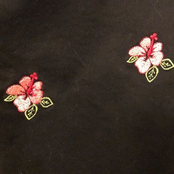 Betu Sport capri’s embroidered hibiscus design - Picture 6 of 11